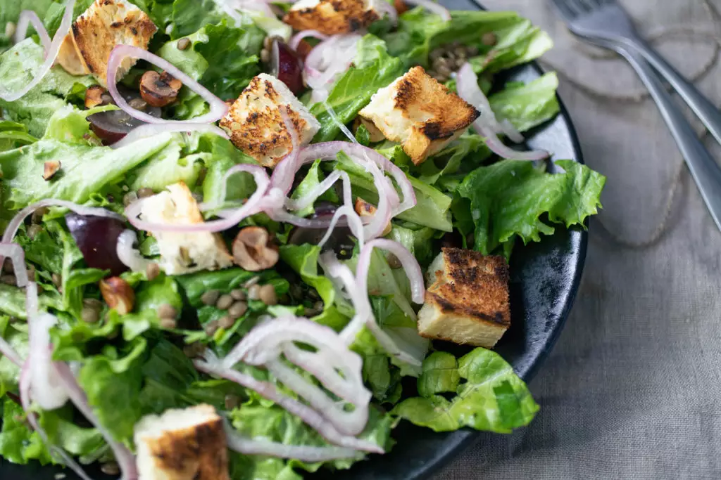 Salad with crispy croutons and pickled purple shallots